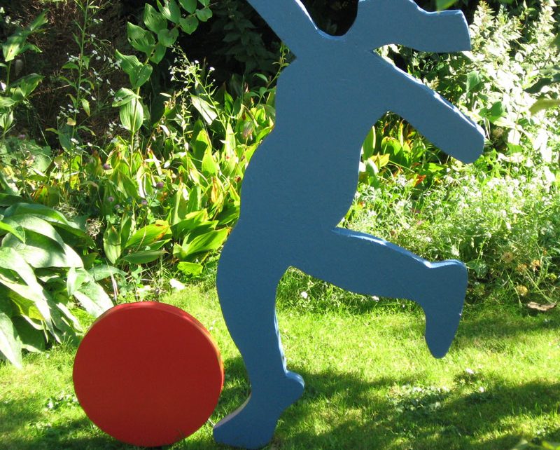 Ballspielerin - Holz,Skulptur, - Brigitte Schwarz